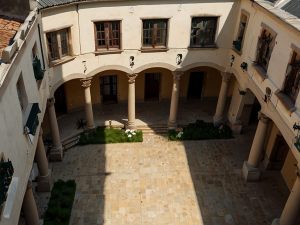 Cortile “fine gioiello” di palazzo cinquecentesco: non è possibile installare un ascensore