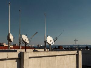 Quando l'installazione delle antenne al servizio di un'unità immobiliare sono lecite