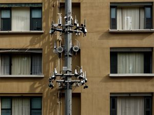 Antenne di telefonia mobile nell'edificio vicino ad un condominio: pericolo campi elettromagnetici per i condomini
