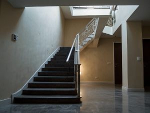 Il condominio inerte paga i danni alla condomina capace di provare la dinamica del sinistro