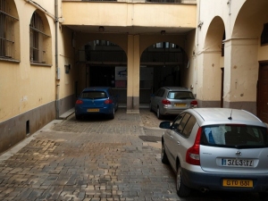Per far chiudere l'autolavaggio di un condomino non si può subdolamente contestare un provvedimento del Comune