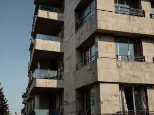 Creditore del condominio: può agire contro i proprietari in regola?