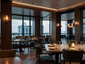 Apertura di ristorante in condominio con violazione del regolamento: il Comune è tenuto a verificare la sorvegliabilità del nuovo pubblico esercizio