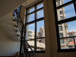 Finestre scale sempre aperte: cosa fare?