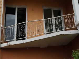 Lavori in condominio, distacco a distanza di tempo della ringhiera del balcone e morte di un condomino: i soggetti responsabili