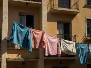 Stendere panni sul balcone in condominio: regolamenti e codice civile