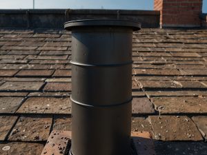 Installazione di canna fumaria sulla facciata di condominio e divieto espresso nel regolamento