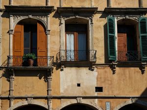 Divieto di occupare le zone condominiali e regolamento contrattuale