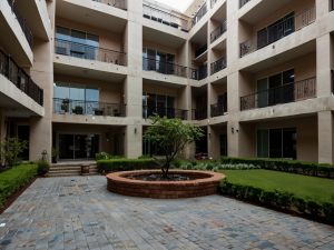 Il cortile comune a due o più distinti edifici condominiali: no alle molestie tra vicini