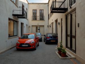 Assegnazione di posti auto nel cortile condominiale: nullità della delibera senza consenso unanime dei condomini