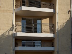 Balcone realizzato con una porzione che aggetta per una minima parte dal prospetto: è sempre da considerare incassato?