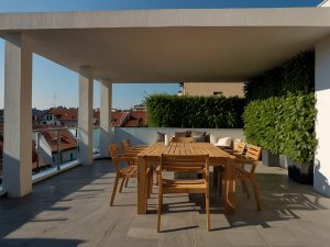 Realizzazione di un terrazzo a pozzetto inserito sulla falda del tetto: il condominio contrario all'opera deve provarne le ragioni