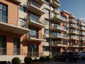 Apertura nel muro condominiale per locale commerciale è legittima senza autorizzazione assembleare