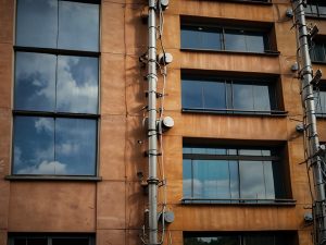 Installazione di cavi d'antenna su proprietà altrui: vietata senza titolo o accordo