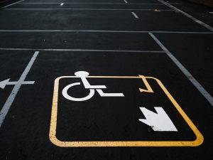 Al disabile spetta il posto auto più vicino, senza obbligo di turnazione