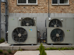 Il grande motore del condizionatore che limita l'uso del cortile e altera il decoro deve essere rimosso