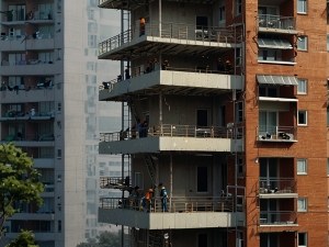 Obbligo del proprietario del lastrico solare di consentire l'accesso per lavori condominiali necessari e presupposti per la tutela d'urgenza