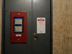 Ascensore in tilt, condomina intrappolata: il condominio risponde per aver ignorato le segnalazioni. Condanna a 8.700 euro