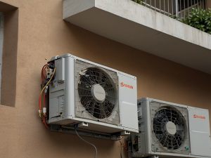 Installazione di climatizzatori in condominio: regole su distanze e decoro architettonico