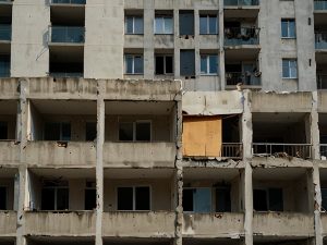 Il parapetto del balcone è bene esclusivo: la società deve risarcire i danni causati dall'autogrù
