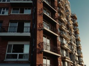 Oneri condominiali in caso di trasferimento dell'unità immobiliare: il criterio di ripartizione tra venditore ed acquirente