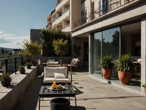 Prolungamento in aggetto dopo il parapetto di una terrazza a livello di proprietà esclusiva: a chi appartiene tale sporgenza?
