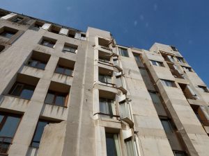 La costituzione in giudizio di un amministratore-legale è da considerarsi nulla quando manca il titolo abilitativo professionale?