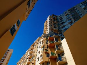 Il diritto di servitù su parti comuni non conferisce la qualità di condòmino