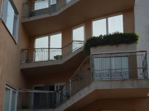 La chiusura di un balcone per creare una cabina armadio è ristrutturazione edilizia e richiede il permesso di costruire