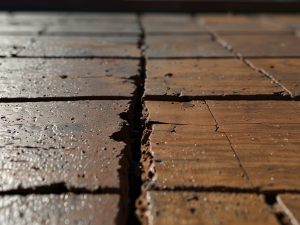 Lastrico solare in proprietà esclusiva e fessurazioni nella pavimentazione dovute alla vetustà della guaina: chi risponde dei danni?