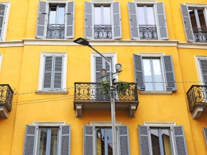 L'acquirente di un immobile locato ha l'obbligo di restituire il deposito cauzionale al conduttore, a meno che non ci sia un accordo specifico che ne disponga diversamente