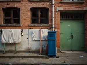 La distanza di almeno un metro dal confine per le tubazioni idriche in condominio è obbligatoria salvo impianti indispensabili
