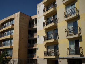 Il condomino ha diritto all'indennizzo assicurativo per i danni causati dalla fuoriuscita accidentale di liquami fognari nell'edificio
