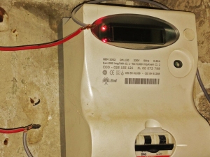 Collegamento abusivo di un appartamento al contatore elettrico condominiale: ecco come si quantificano i danni