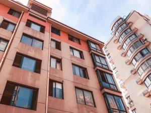 Cappotto termico del privato che invade il terreno di proprietà pubblica: quando il Comune non può opporsi