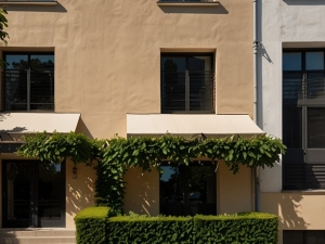 La tenda da sole può sporgere dal perimetro del balcone aggettante ma non può ancorarsi alla soletta