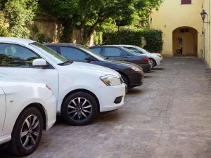Turnazione parcheggio nel cortile comune: quale diritto hanno i proprietari delle sole cantine?