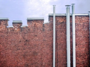 Posso installare una canna fumaria per una biostufa a pellet sul muro perimetrale del caseggiato?