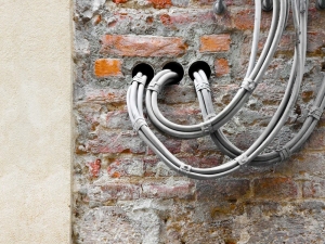 Come costringere il gestore telefonico a spostare fili e cavi dalla facciata del caseggiato