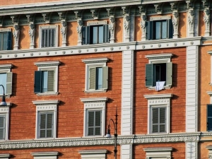La canna fumaria che altera il decoro e mette a rischio la sicurezza va bloccata se manca l'autorizzazione del condominio