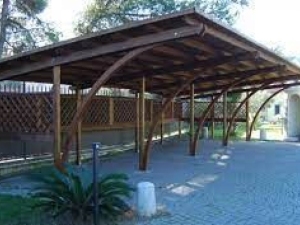 Il sottorampa in grigliato metallico che assicura aria e luce al piano interrato è bene comune