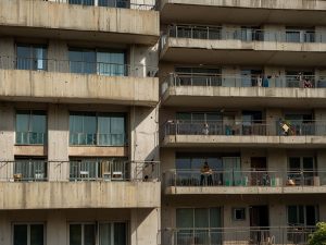 I gocciolatoi dei balconi non sono parti ornamentali della facciata: la spesa grava sui proprietari interessati