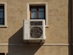 Il motore del condizionatore che pregiudica la veduta in appiombo deve essere rimosso