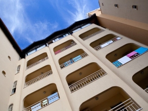 Luce accecante nella notte: il giudice ordina di inclinare i fari e risarcire due condomini